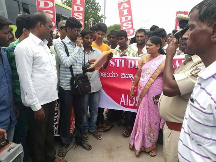 vtu_pro's tweet photo. #vtu #vtuprotest #vtuyearback #cancelyearback https://t.co/zGMQQNtV9u