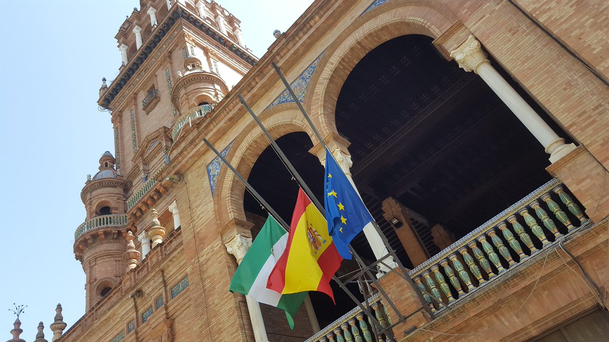 Les drapeaux en berne à #Seville après les attaques terroristes de #Barcelone et #Cambrils