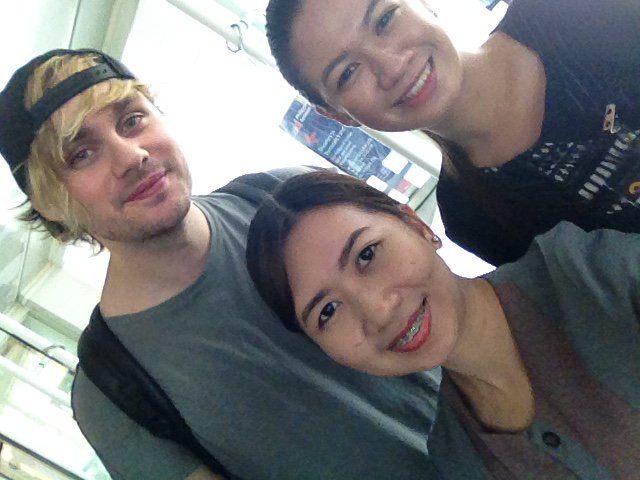 princessmia022's tweet photo. Our VIP for today @5SOS 😍 Have a safe flight and see you again soon! ❤️✈️🇵🇭 #5SOSManila #5SOSInTheMix https://t.co/3Plqd43Yxe