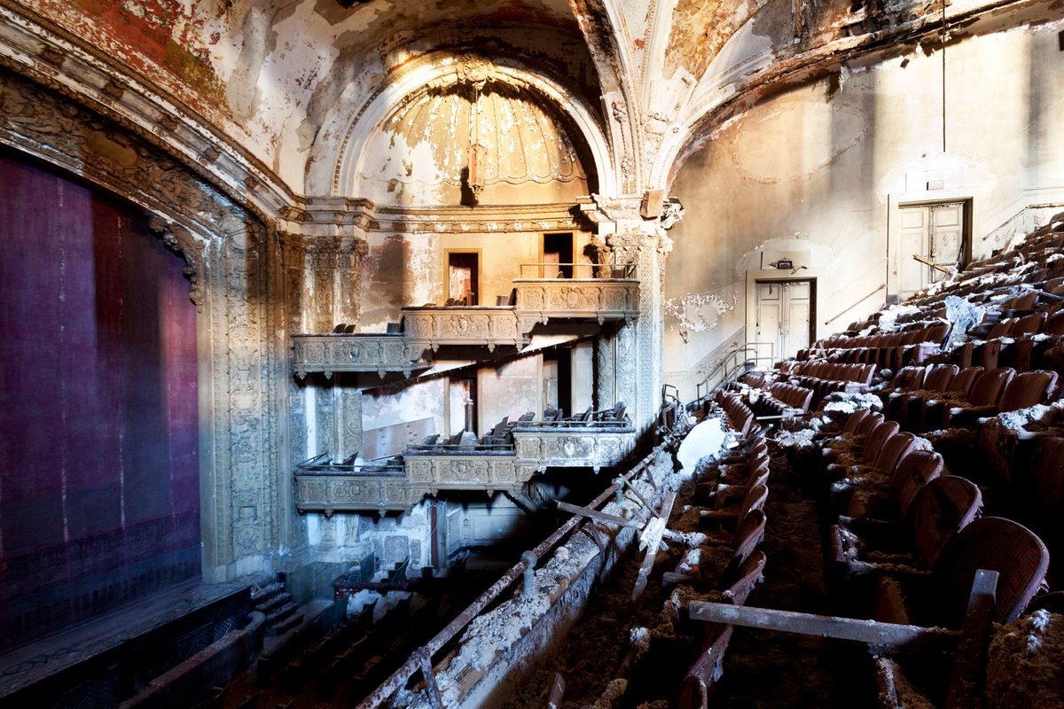 "Even abandoned movie theatres manage to maintain a sense of opulence" - Great feature of our #AftertheFinalCurtain buff.ly/2w6YRyY