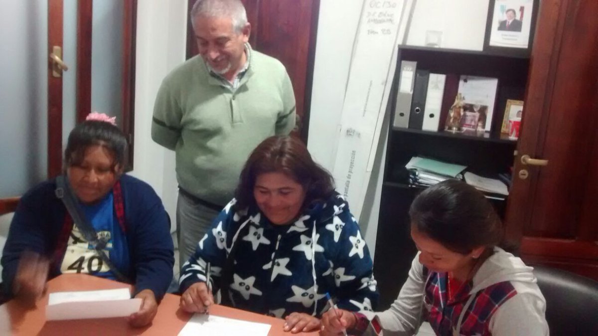 fedecasas22's tweet photo. Con las 3 Cooperativas de Recicladores de San Javier acordamos la instalación de 2 nuevas prensas para optimizar sus tareas #SaenzGestion https://t.co/7qUUUXSkSH