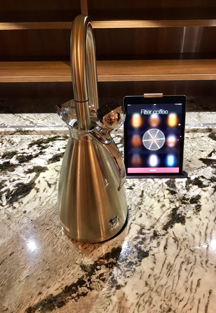 ScanomatUK's tweet photo. Making jugs of filter coffee is so easy with #TopBrewer. No filter papers, no waiting around, no mess! #CoffeeTap https://t.co/H6Uzc6Hdxs