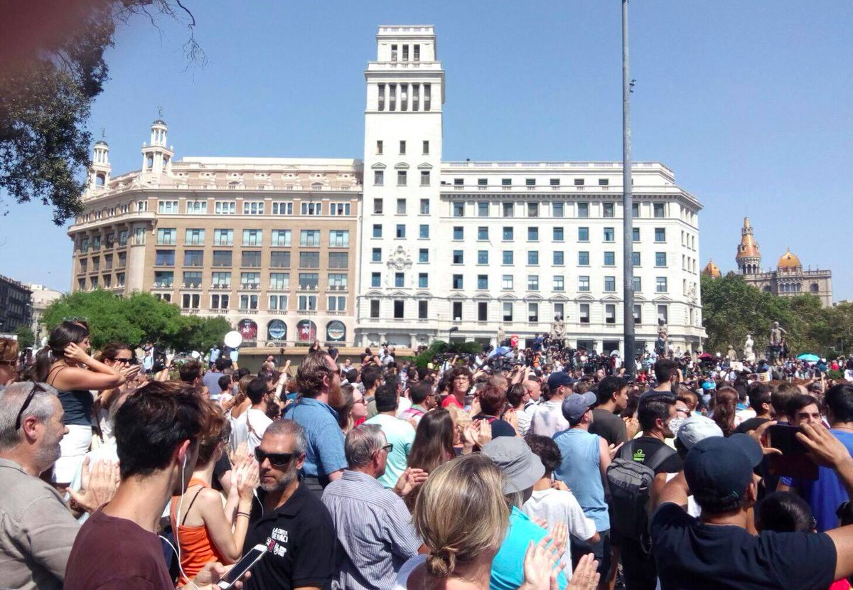 PartidoPACMA's tweet photo. Nos unimos al minuto de silencio por las víctimas. Avui el nostre cor està amb Barcelona ♥️ https://t.co/8mWnm0gbft