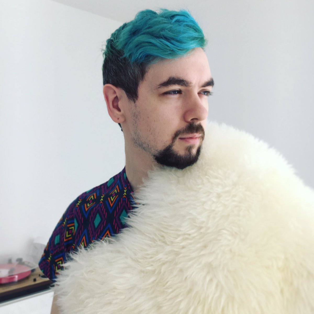 Jacksepticeye's tweet photo. Bend the knee! https://t.co/Ma7JHbunLP