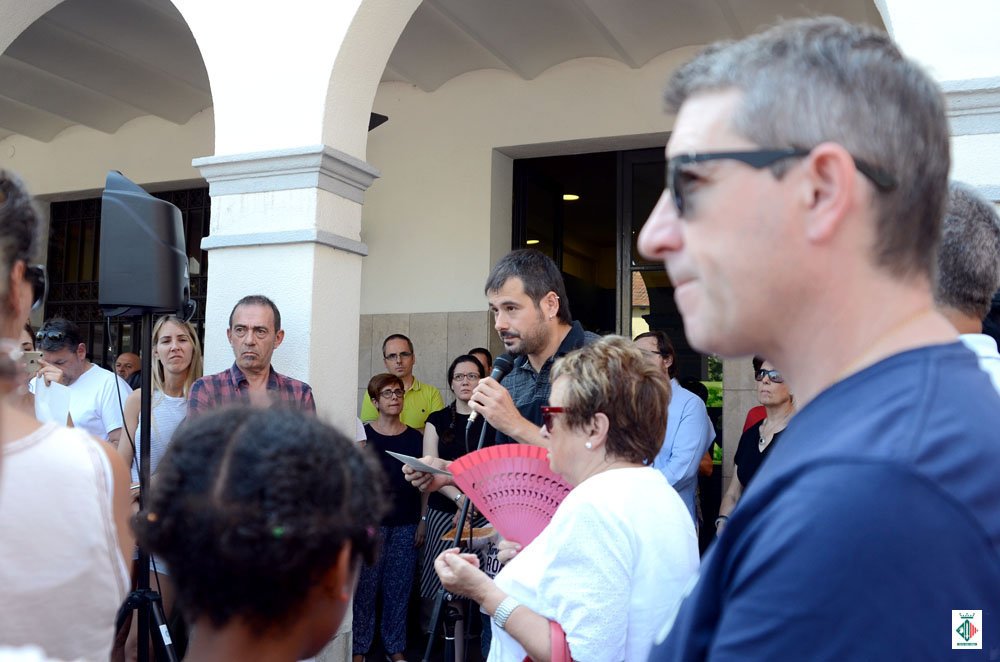 Cerdanyola's tweet photo. Emotiva concentració a #Cerdanyola en suport a les víctimes atemptat de #Barcelona i de condemna del terrorisme https://t.co/DDUG1k4AbT https://t.co/3pfX2X2Zt6
