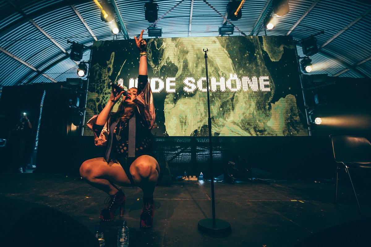 De bomvolle X-RAY is geopend door Linde Schöne, lekkerrr! #3FM #ll17
