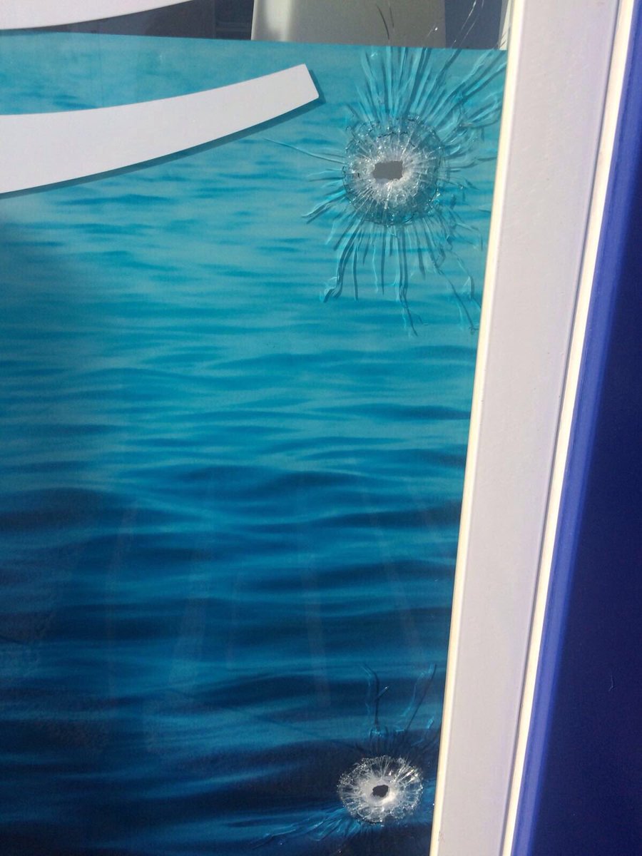 Reoberta tota la zona port #Cambrils. Fotos <a href="/CatalunyaRadio/">Catalunya Ràdio</a> d'impactes de bales en una oficina del port, on es van abatre els terroristes.