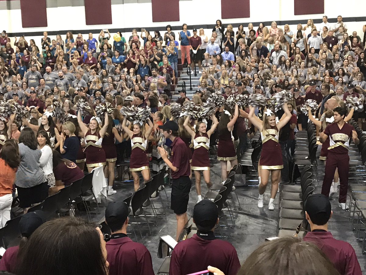 MsBarton_dsisd's tweet photo. Amazing, inspiring start to a great school year! #iamdsisd #iamwses #bartonsfirsties https://t.co/fR3p9kl3U5