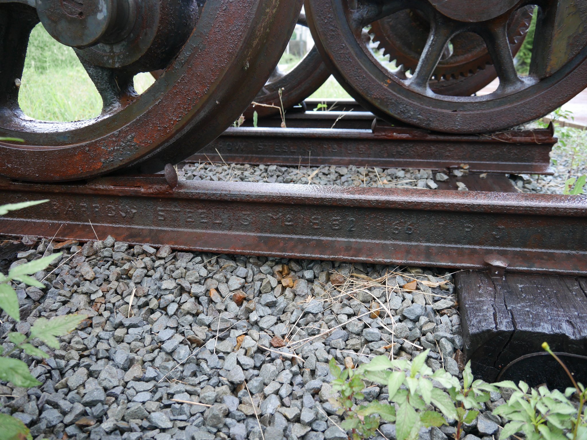 大町パルク C100土東モ 22a 旧有田鉄道御霊駅跡に展示されている車輪と線路 なぜか四線軌になってるのと 車輪止めが犬クギでした レールはバーロウ18 のようです T Co Tajyqvh3ky Twitter