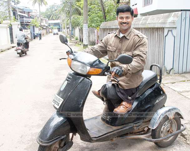 mathrubhumi's tweet photo. ഇന്ത്യക്കായി രണ്ടു സ്വര്ണമടക്കം ആറു മെഡലുകള് ജോബി കാനഡയില്… https://t.co/m6GRK3Al2d #JobyMathew #WorldDwarfGames #_KochiAirport https://t.co/YEM9RiE1P4