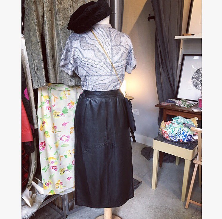 August you are very confusing! 🌧Weather related wardrobe woes sorted with vintage transitional dressing 👋 #vintagestyle #shopindependent