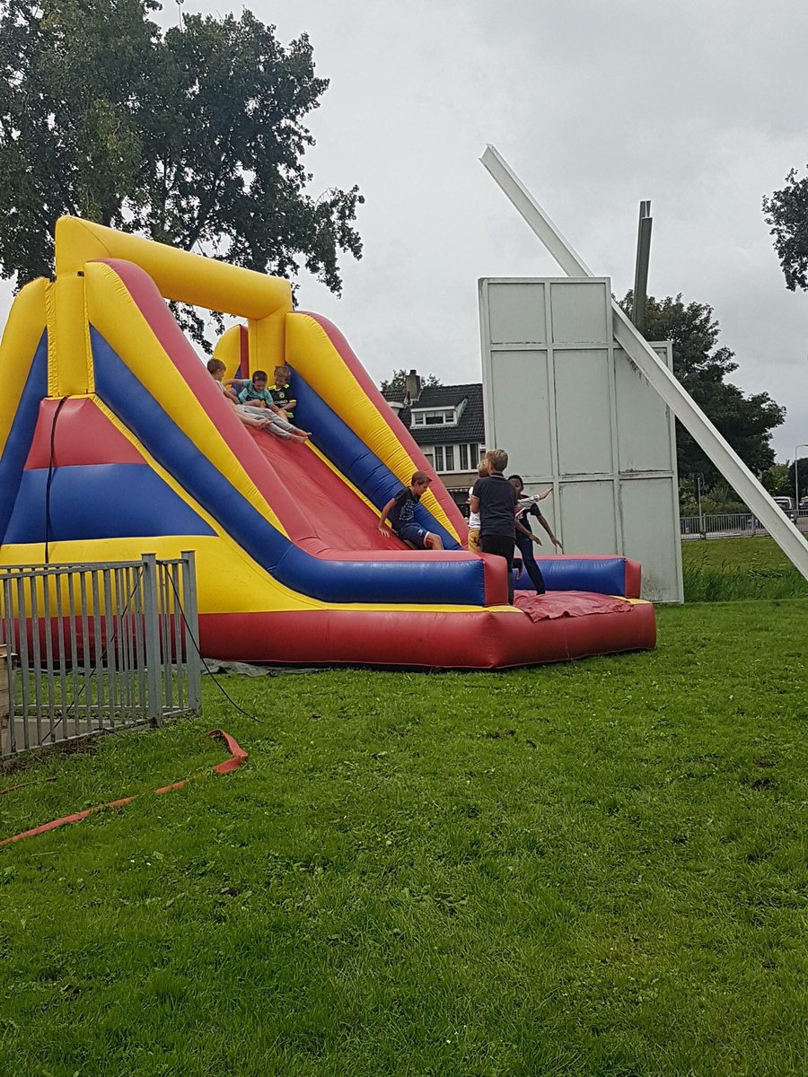 jongcromstrijen's tweet photo. Naast #huttenbouwen kunnen de kinderen ook op de stormbaan! https://t.co/i0UOGykJgO