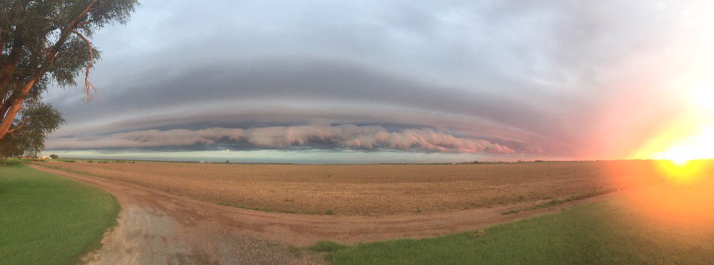 lladnar24's tweet photo. Cool pano of a roll cloud https://t.co/Wdr9w2fbsz