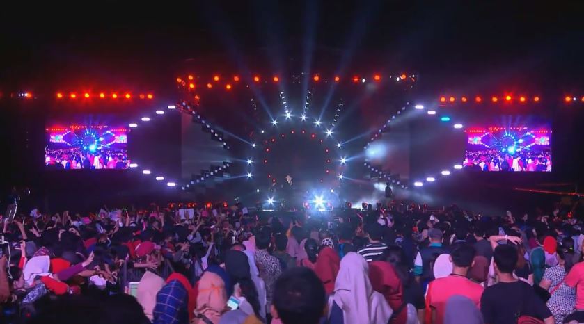 mdtvindonesia's tweet photo. Ini dia keseruan penonton Countdown Asian Games di Monas, Jakarta &amp; Benteng Kuto Besak Palembang.  #365ToAsianGames18 https://t.co/mEvYt4A5ur