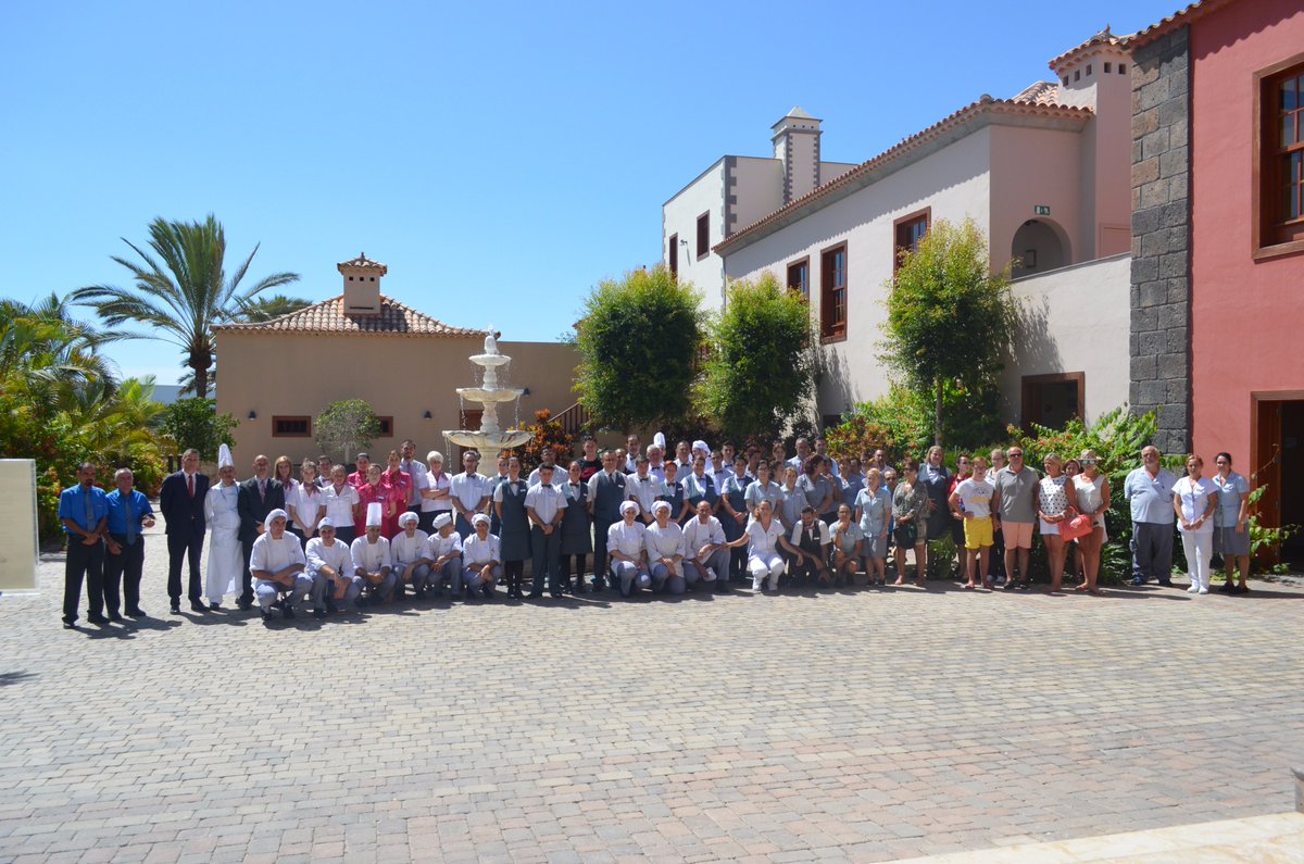 Lopesan's tweet image. #Lopesan guarda un #minutodesilencio en consideración a las víctimas, a las familias y la ciudad entera de #Barcelona ❤ Hoy todos somos #BCN