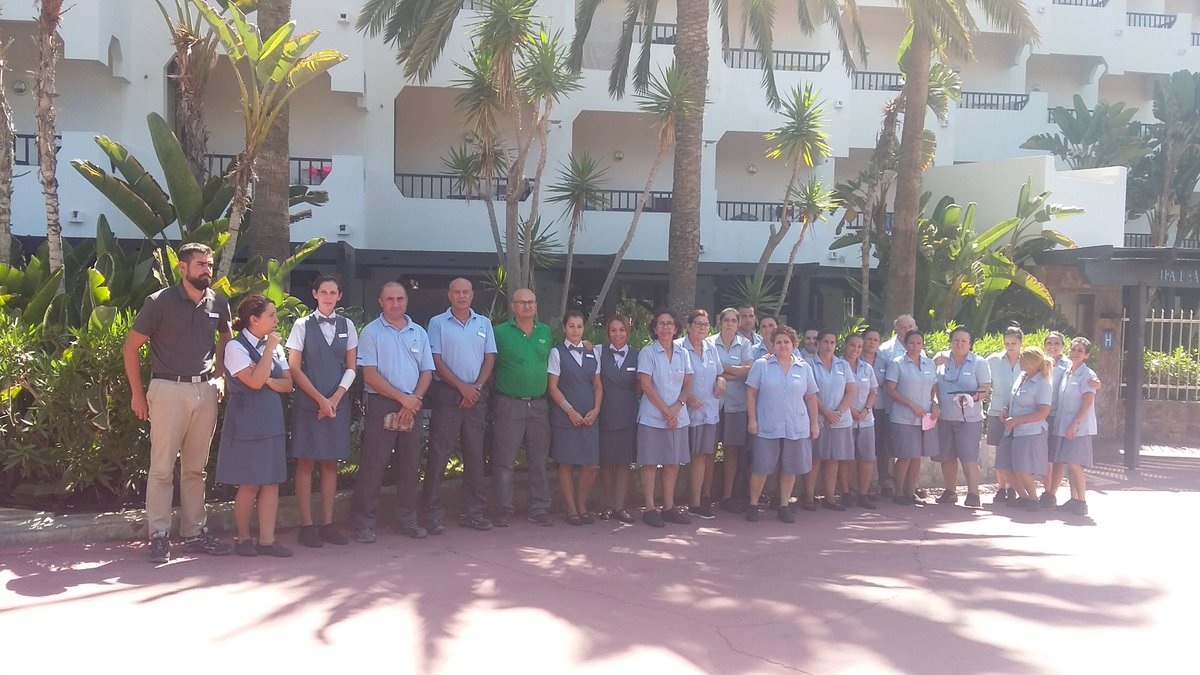 Lopesan's tweet image. #Lopesan guarda un #minutodesilencio en consideración a las víctimas, a las familias y la ciudad entera de #Barcelona ❤ Hoy todos somos #BCN