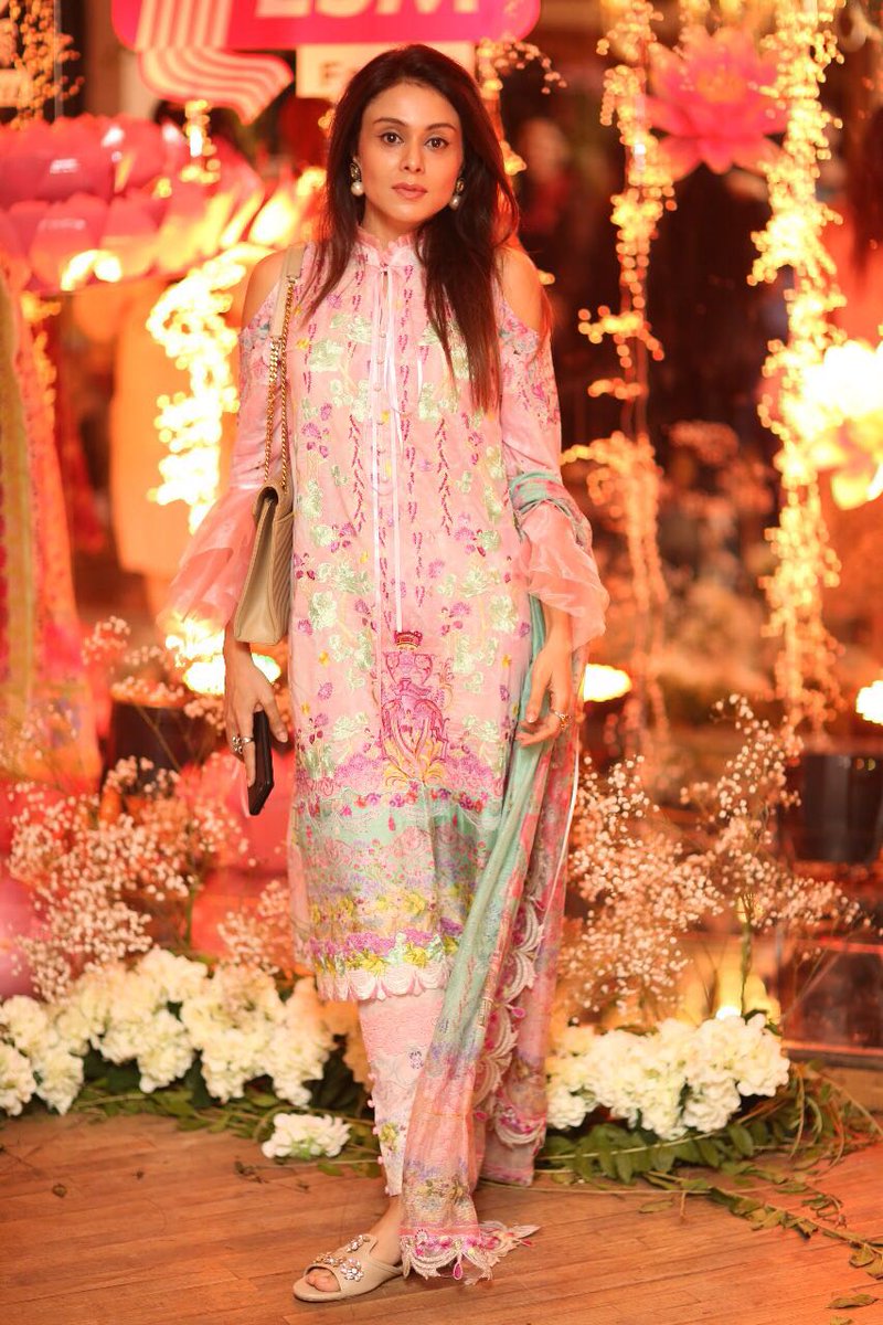 MediaSpringPk's tweet photo. Anum Raza and Ayesha Sana at Preview of The Mystic Lotus Unstitched collection by #FarahTalibAziz & #LSMFabrics https://t.co/sNXUKoft5i