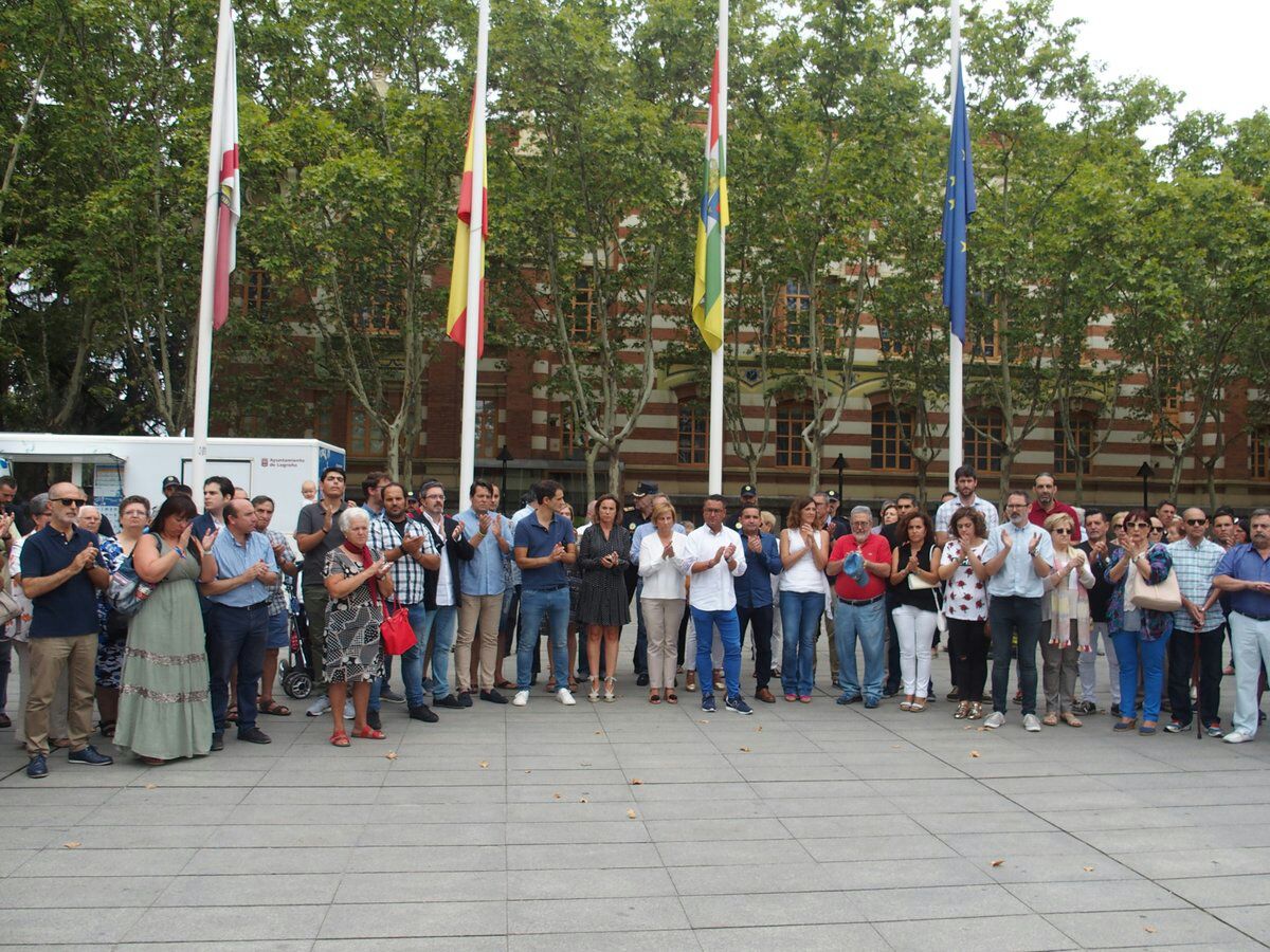 jsrioja's tweet photo. Nos sumamos a los actos de condena de los atentados de #Barcelona y #Cambrils #TotsSonBarcelona #NoAlTerrorismo https://t.co/C3e4kR9h1H