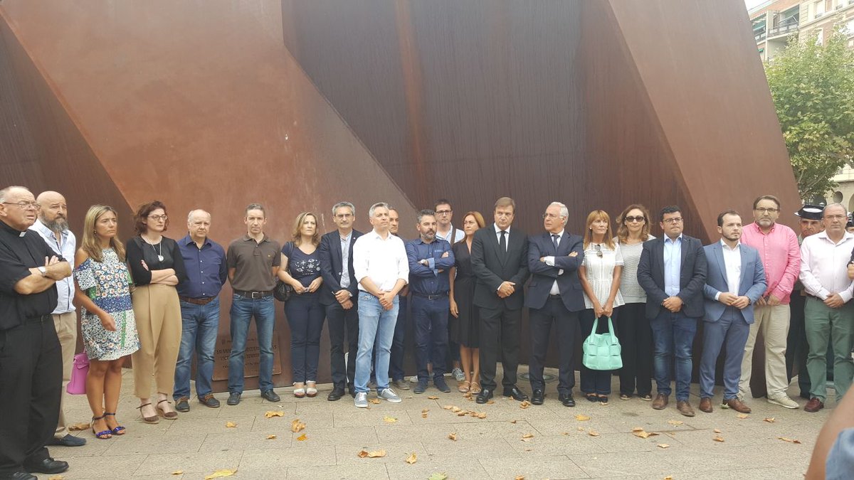 jsrioja's tweet photo. Nos sumamos a los actos de condena de los atentados de #Barcelona y #Cambrils #TotsSonBarcelona #NoAlTerrorismo https://t.co/C3e4kR9h1H