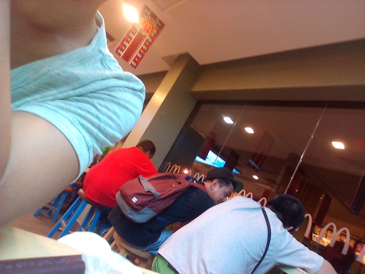 ChanSimilatan's tweet image. yong mga lasing na ginawang tulogan ang McDonalds #kadayawan2017