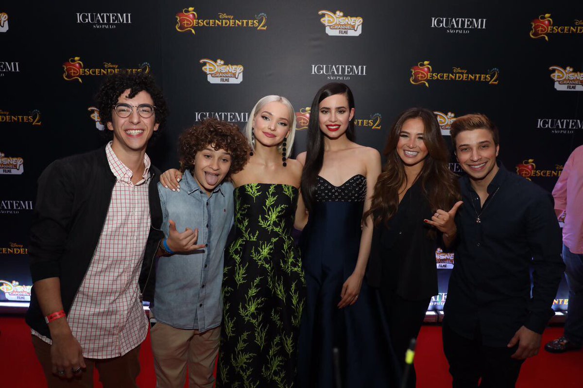 JuacasDisney's tweet photo. @DoveCameron y @SofiaCarson junto al elenco de #Juacas 🏄 🇧🇷 https://t.co/oaoYEfznwb