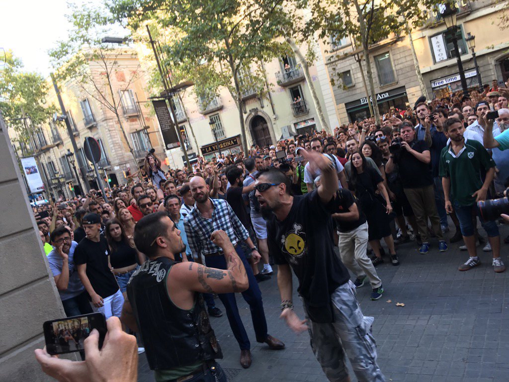"Wir wollen keine Faschisten in unserem Viertel". #Barcelona jetzt.