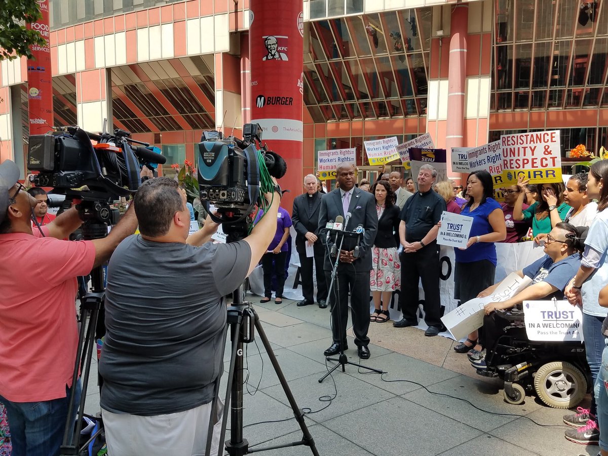 SpeakerWelchIL's tweet photo. Proud to stand with Faith Leaders and Community Partners to call on GovRauner to sign the Illinois Trust Act! #SigntheBill #WelcomeIL https://t.co/y1O5ZaGxaV