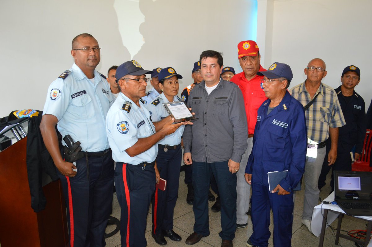 PoliciaCojedes's tweet image. Comisario Francisco Mora Director de Políticas Publicas del Consejo General de Policía (CGP),  recibe reconocimiento por parte del IACPEC