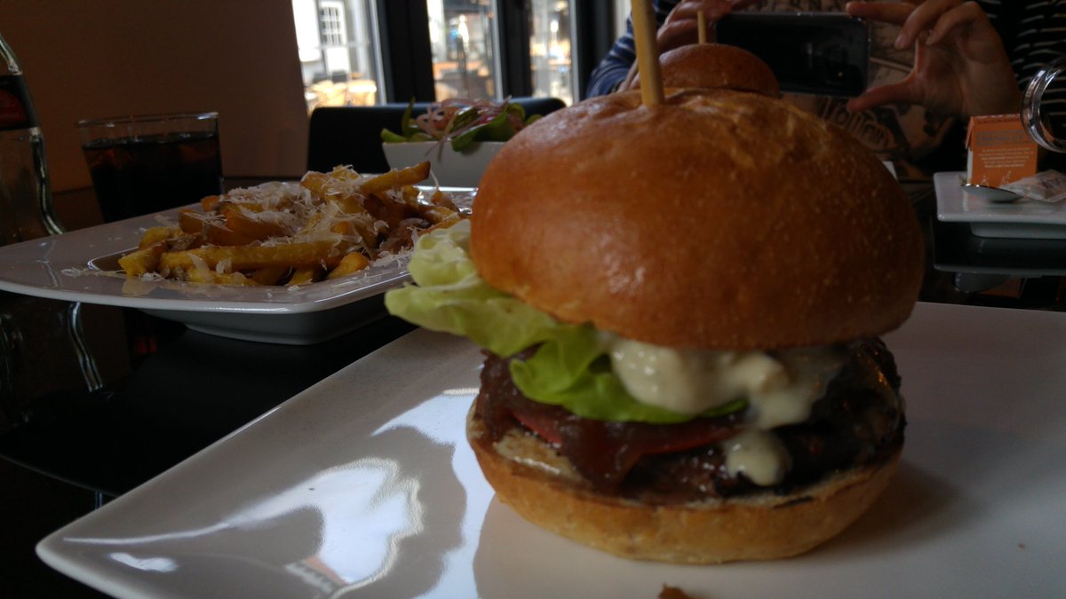 Enjoying a yummy burger at <a href="/ThrillGrill/">Thrill Grill</a> in @gemeentetilburg for my birthday-dinner. Enjoying life...you just gotta do that. ☺❤🍔