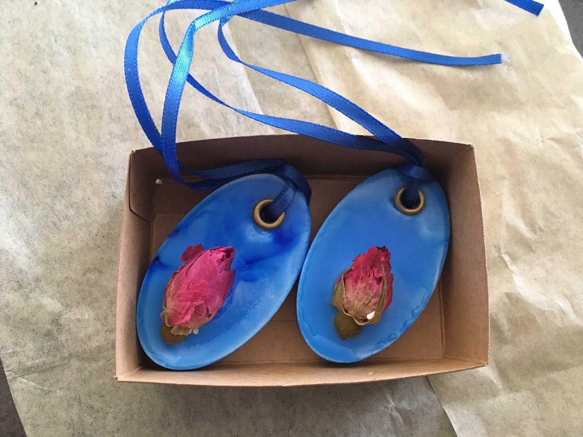 ToilandTroubleU's tweet photo. I love the colors of these mini air fresheners I made this week. #donovandiscovers #donovansmith #airfreshener #waxtablet https://t.co/pIvZAlnVo6