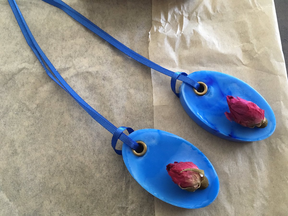 ToilandTroubleU's tweet photo. I love the colors of these mini air fresheners I made this week. #donovandiscovers #donovansmith #airfreshener #waxtablet https://t.co/pIvZAlnVo6
