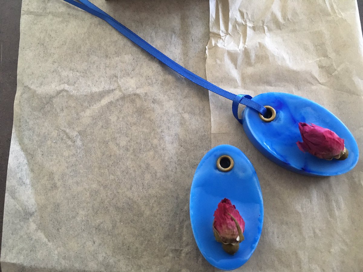 ToilandTroubleU's tweet photo. I love the colors of these mini air fresheners I made this week. #donovandiscovers #donovansmith #airfreshener #waxtablet https://t.co/pIvZAlnVo6