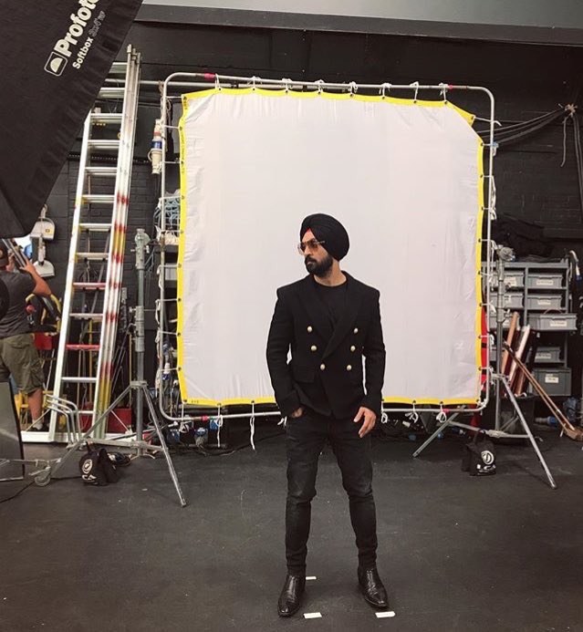 arsh011's tweet photo. h chand sa roshan chehra pagdi ka rang sunehra..ye jheel c kaali aankhein koi razz h inme gehra😍😍@diljitdosanjh ghaint look😎🤘🏻🤘🏻 #merajatt https://t.co/NPAZxVAy1h