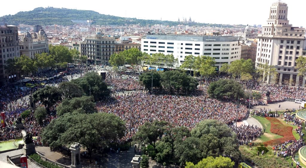 bcn_ajuntament's tweet photo. Barcelona no té por. Seguirem sent #BCNciutatdepau. #TotssomBarcelona https://t.co/xYBXpxovyk https://t.co/sdQ0xWv5IJ