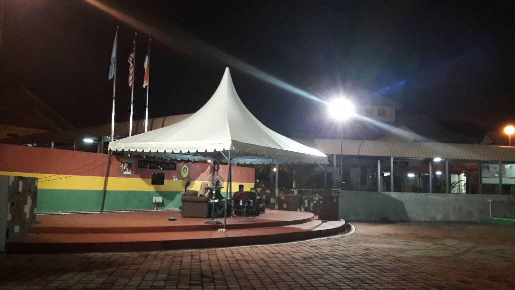 thisisaymo's tweet photo. Forum kemerdekaan yg sedang berlangsung di Dataran Perajurit KPM Ayer Molek. Selfie sikit bukti tgh dengar forum tu 😆

#thisisaymo https://t.co/NY0MMitXKK