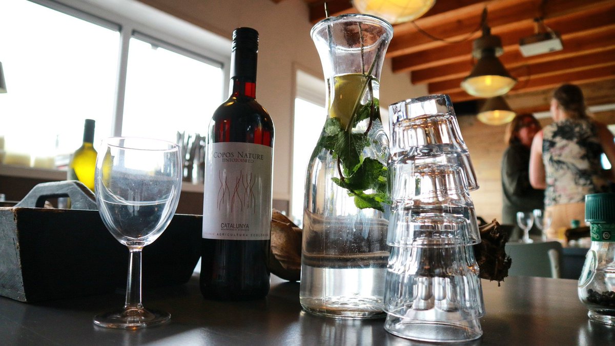 Drukke voorbereidingen voor onze aanschuifavond vanavond. Wil je nog mee eten? Bel naar Sacha 0651479633