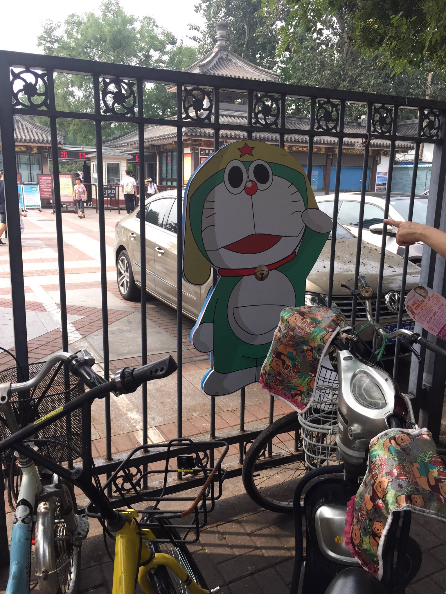 これは酷いｗ中国の公園でドラえもんと夢のコラボのやばい絵が大量発生ｗｗｗ