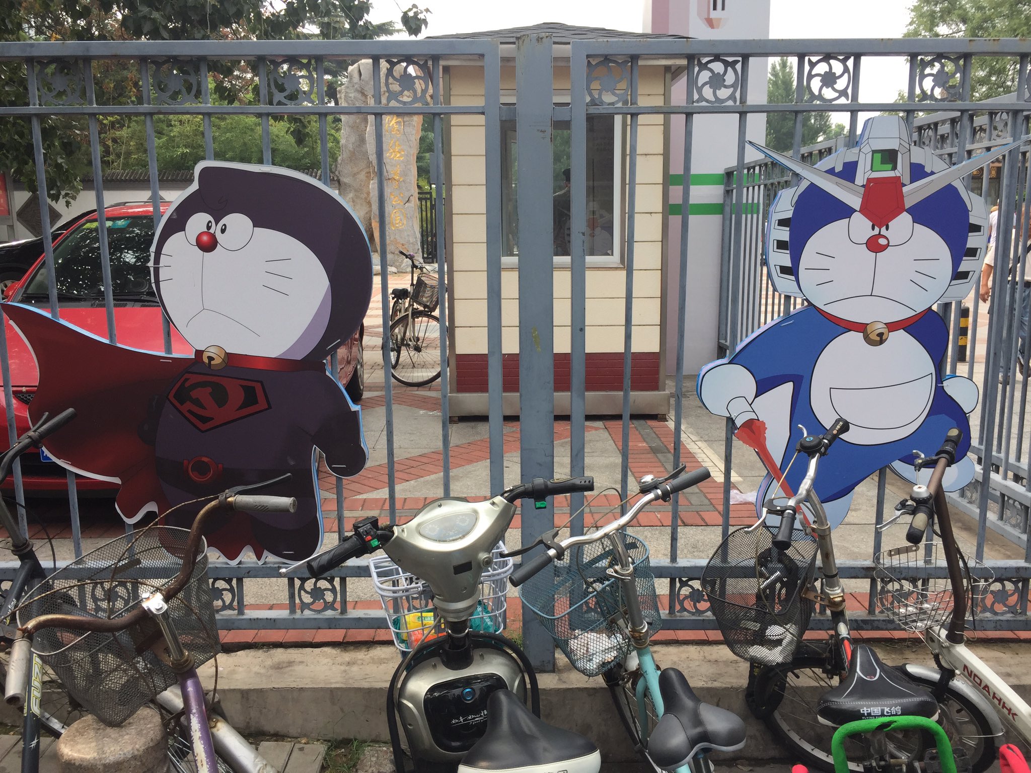 これは酷いw中国の公園でドラえもんと夢のコラボのやばい絵が大量発生 話題の画像プラス