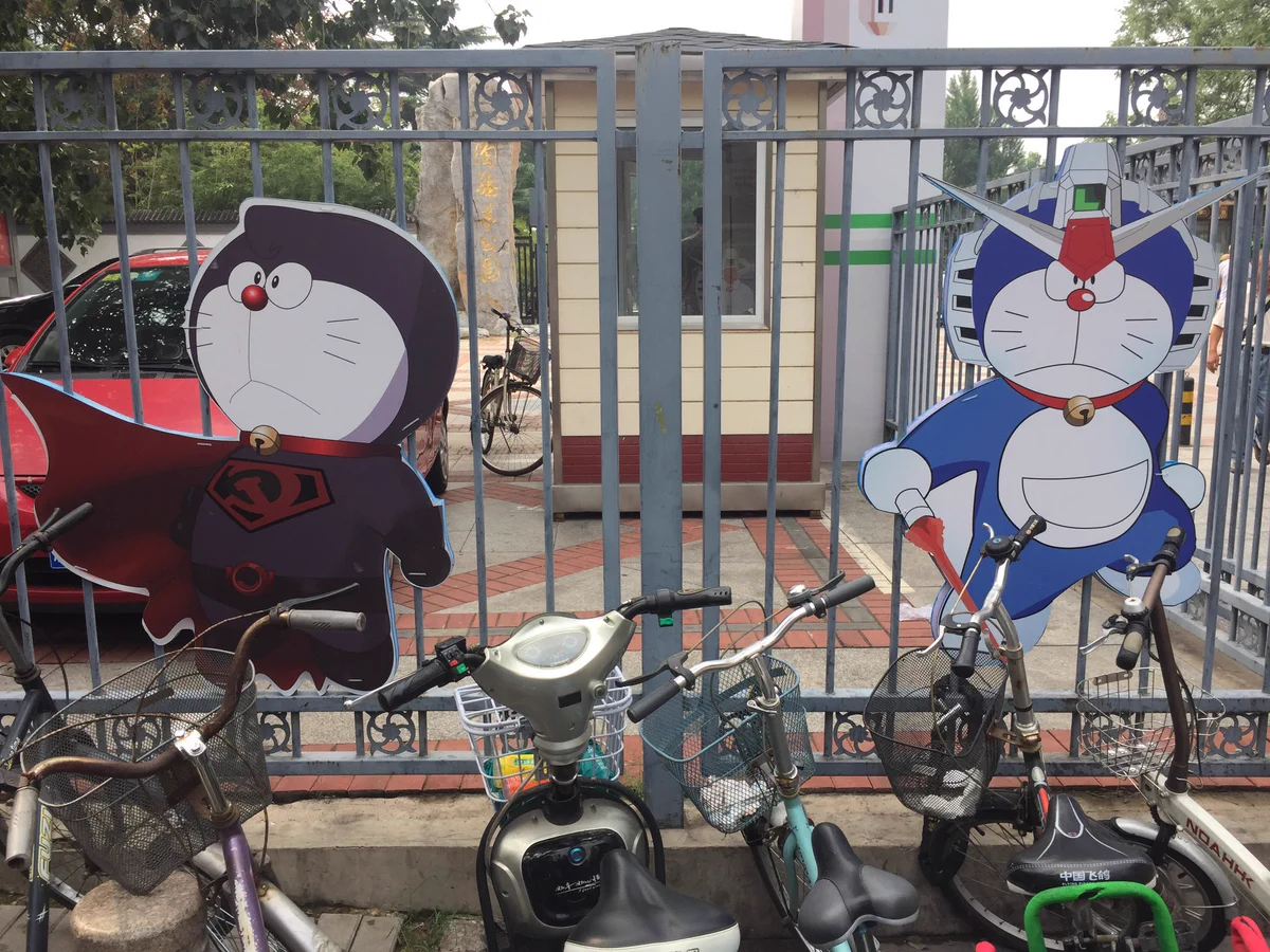 これは酷いｗ中国の公園でドラえもんと夢のコラボのやばい絵が大量発生ｗｗｗ
