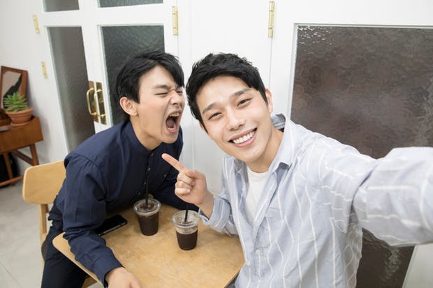 사랑을 갈구하는 자와 헌신하는 자, 이 간극은 어떻게 풀려야 하나요. 다툼과 화해를 반복하는 연인 준오와 민재를 통해 관계의 불균형을 들여다봅...