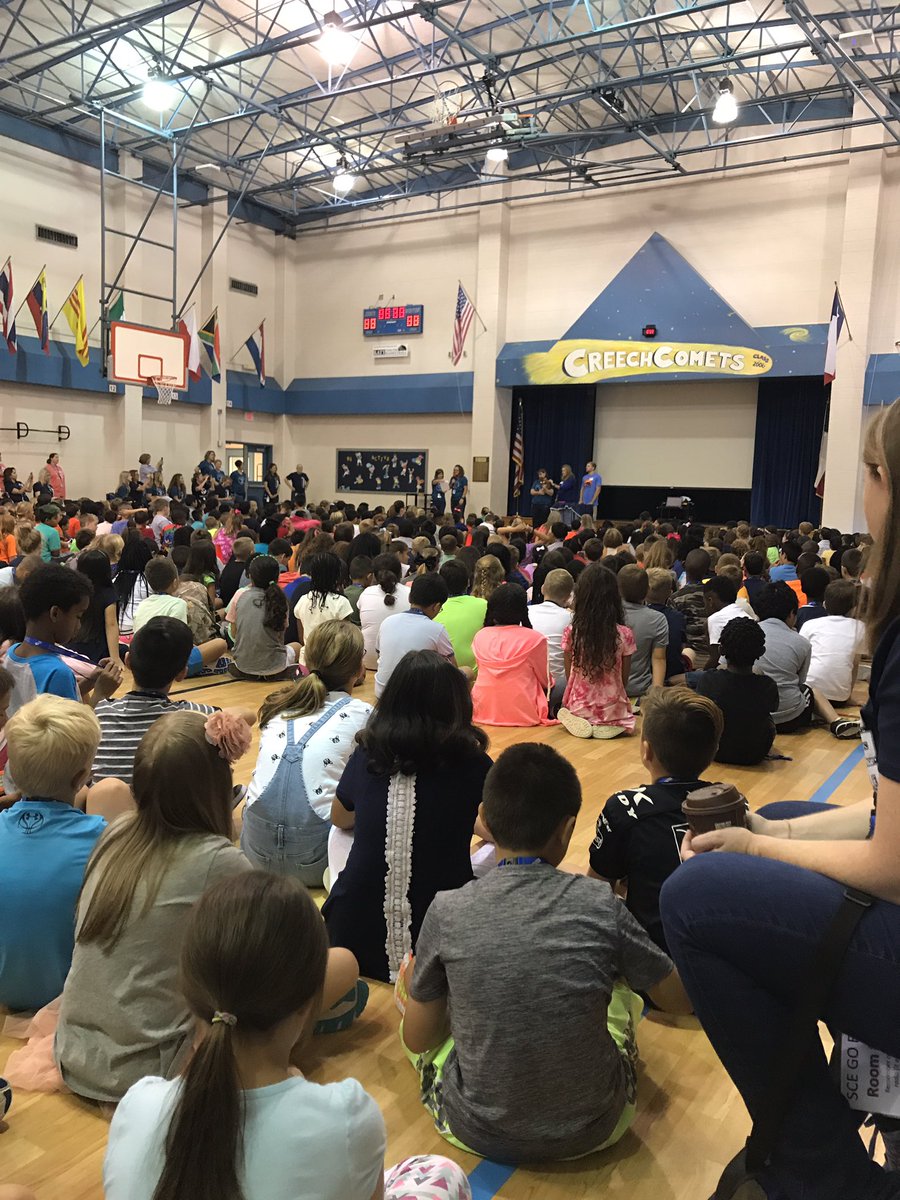 BakerCassye's tweet photo. Comet came to visit at our Welcome Back Assembly! https://t.co/1aJ1ZYhwkY