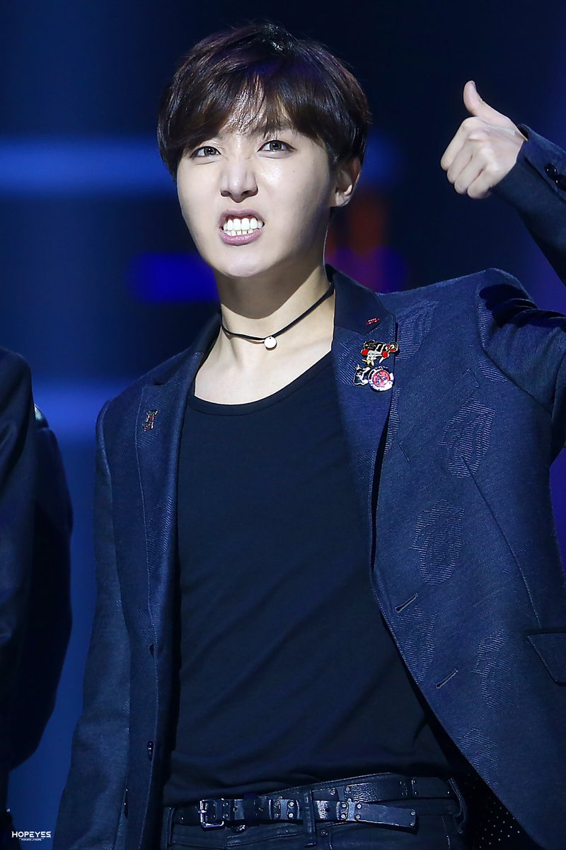 HOPEYES218's tweet photo. 151202 MAMA

@BTS_twt @FROSTEYES9495 #제이홉  #정호석 #호석 #홉이 #JHOPE #BTS #방탄소년단 https://t.co/wouXkJkdSh