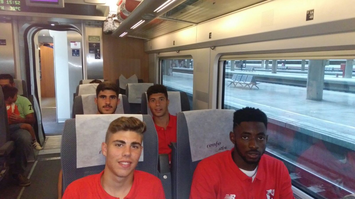 CanteraSFC's tweet photo. 🙌 El #SevillaAtlético inicia su primer viaje de la temporada con máxima ilusión 💪⚽⚪🔴⚪

#VamosSAT https://t.co/IoPepzoCty