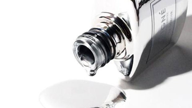 Mirror, mirror on the wall... which is the best chrome nail polish of them all?
bit.ly/2vPdKmT