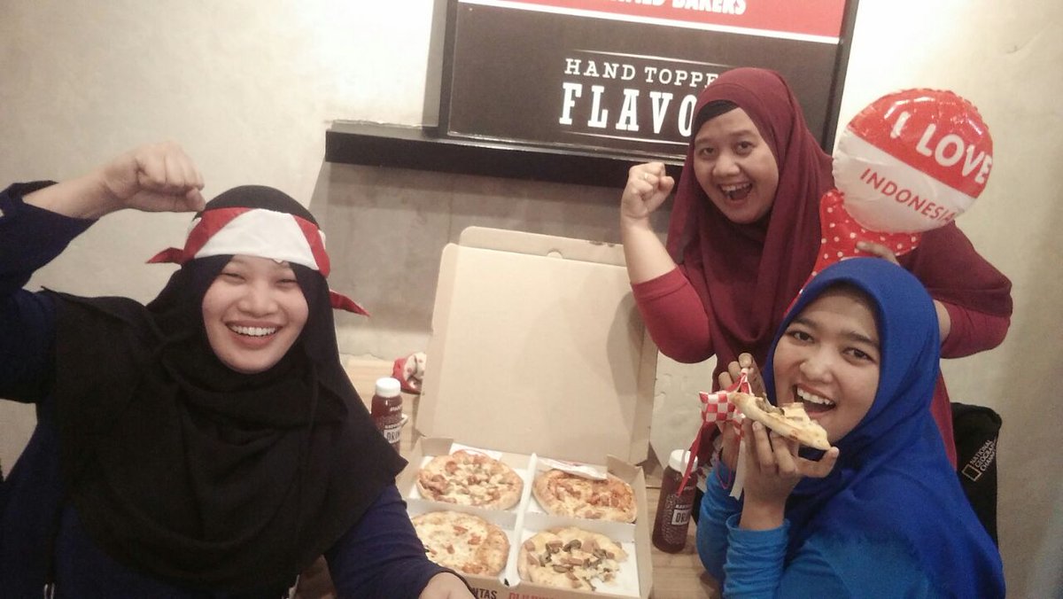 varazrai's tweet photo. @OZRadioJakarta Seru dan meriahnya kemerdekaan dengan #FUNT4STICBOX hanya dr @phd_id #4PERSONALPIZZA #PHDID @mazalena920 @DeviArianti12 @novitarocky https://t.co/YBIjstgLxy
