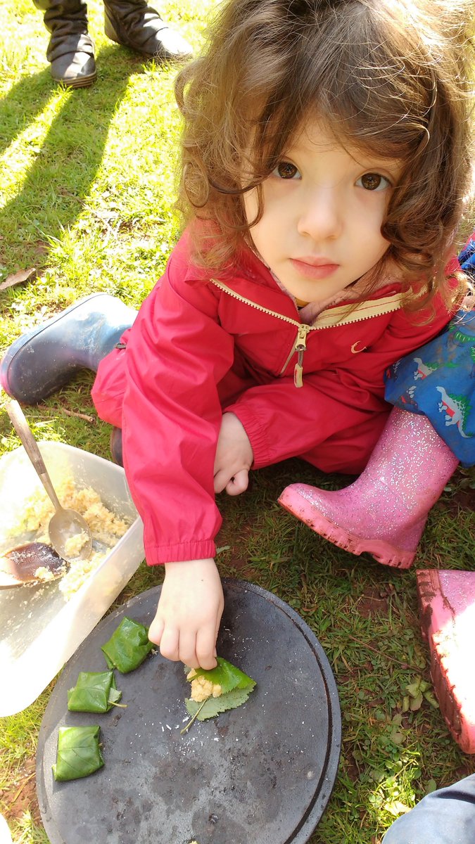 JRDiscoveryTree's tweet photo. Bee Day! Tues toddlers made #bumblebees to visit the flowers & honey biscuits wrapped in hazel leaves. #forestschool #discoverytree https://t.co/AQ9dMtKVyL