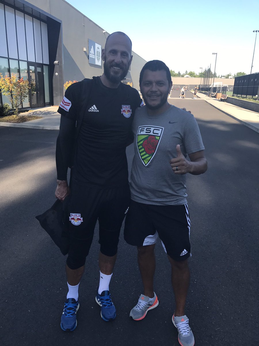 capimatador23's tweet photo. Had good memories agains this guy, he was my favorite keeper to scored goals on!!!👏🏼👏🏼👏🏼👏🏼 #rival #hateseattle https://t.co/FURbptG1l9