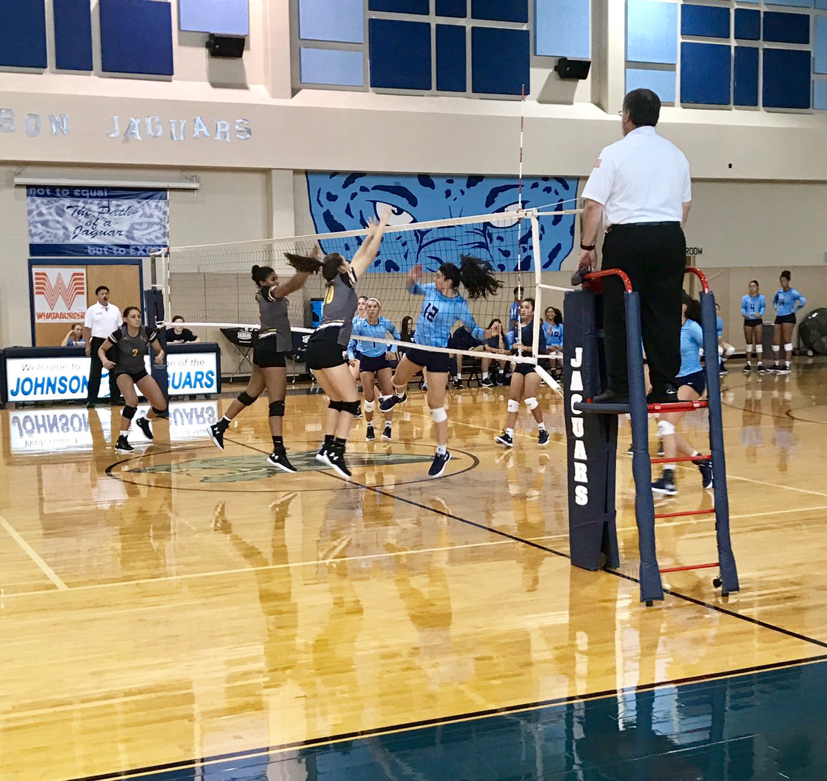 ArriolaSuzette's tweet image. EC vs Johnson 1st march of the NEISD tournament #GoforGold2017 @ArriolaSuzette @echsathletics1 @ECHShornets @ECISDtweets