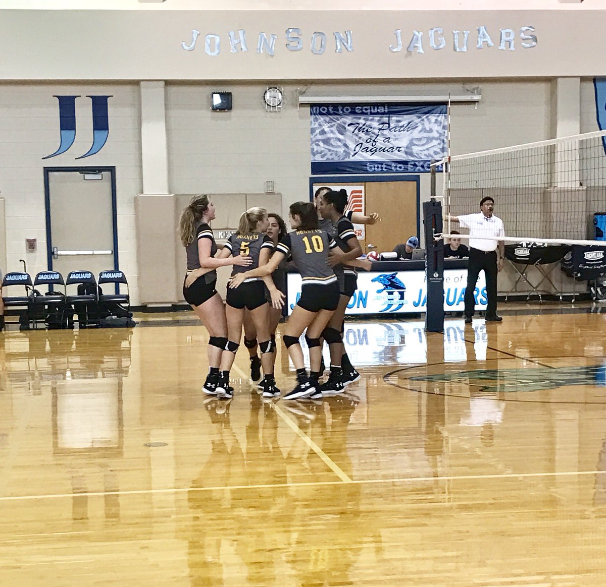 ArriolaSuzette's tweet image. EC vs Johnson 1st march of the NEISD tournament #GoforGold2017 @ArriolaSuzette @echsathletics1 @ECHShornets @ECISDtweets