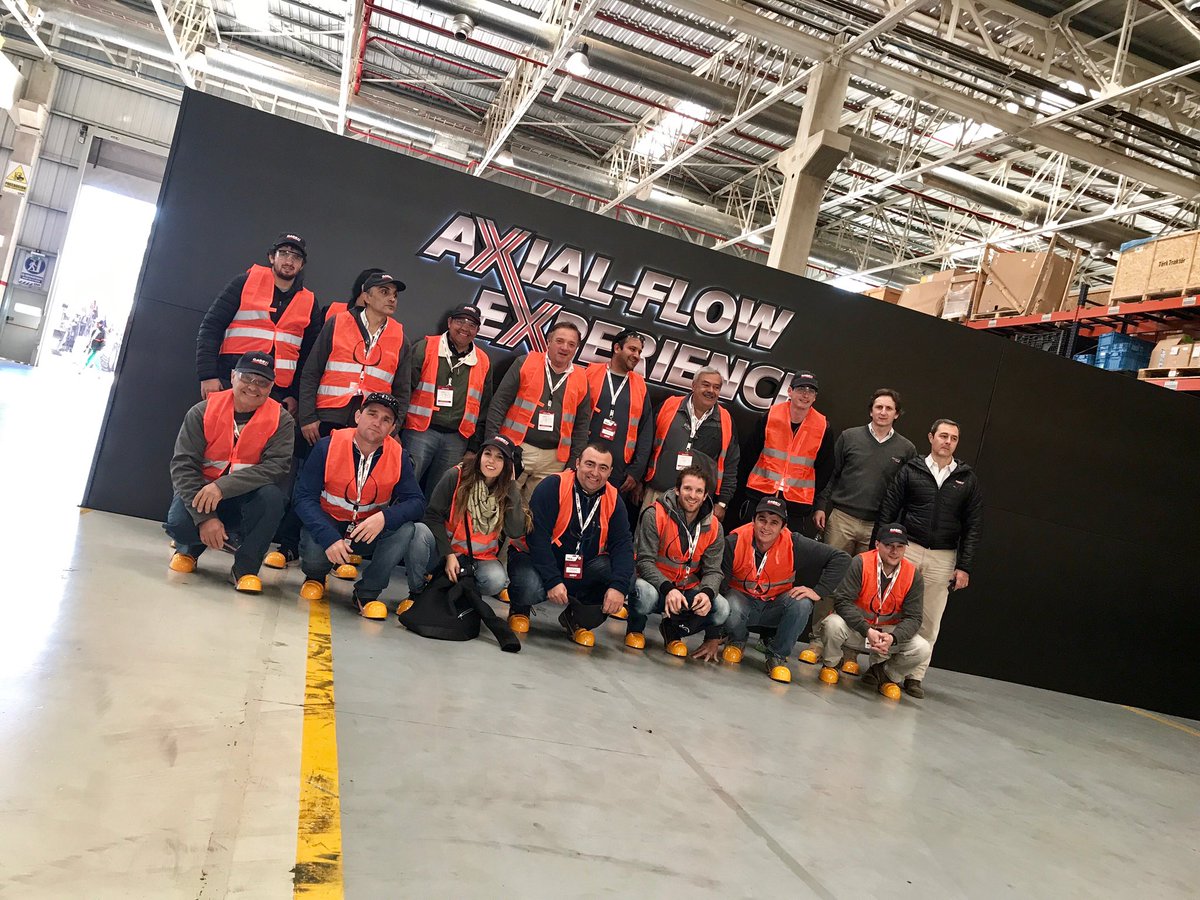 CaseIHArg's tweet photo. Nuestros clientes en el Axial-Flow Experience, un recorrido por los componentes de nuestras cosechadoras #caseihexperience https://t.co/YbGNbLF8TP